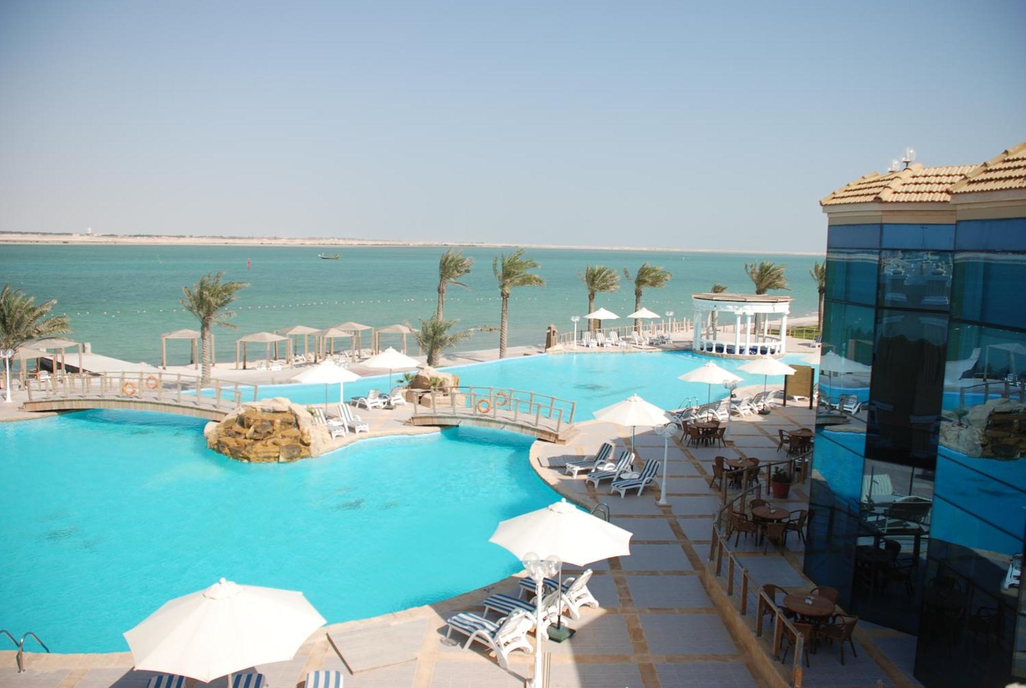 Tio Sea Resort Al Khor Eksteriør bilde The pool at the Grand Hotel