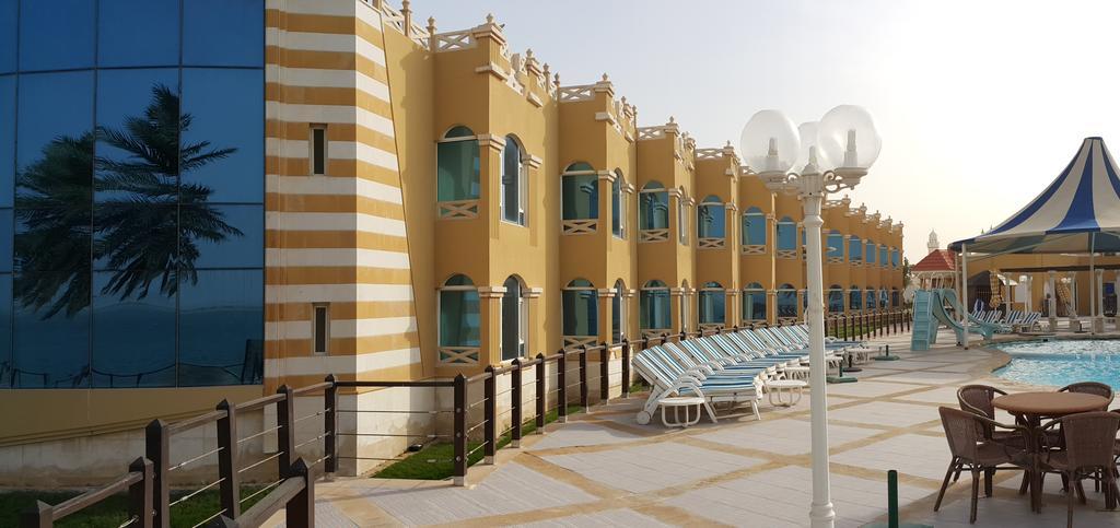 Tio Sea Resort Al Khor Eksteriør bilde The resort's pool area