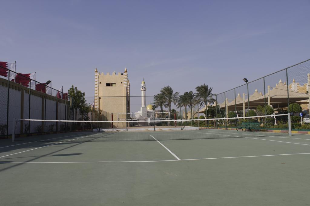 Tio Sea Resort Al Khor Eksteriør bilde Tennis courts at the resort