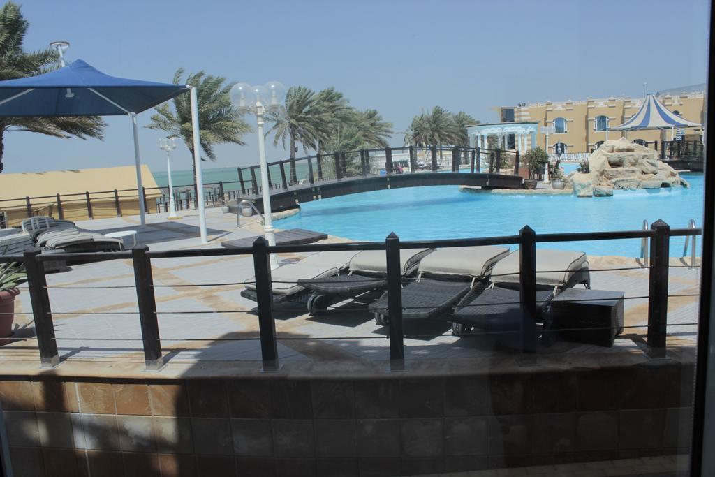 Tio Sea Resort Al Khor Eksteriør bilde The pool at the resort