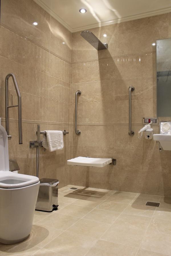 Tio Sea Resort Al Khor Eksteriør bilde Disabled toilet with a folding seat