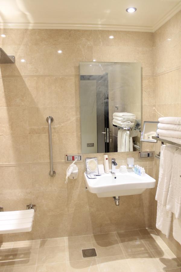 Tio Sea Resort Al Khor Eksteriør bilde Bathroom in a hotel room