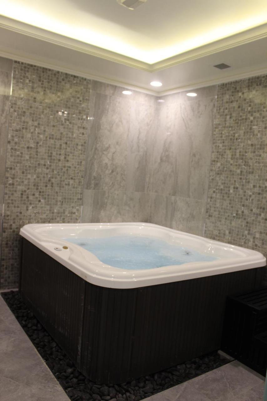 Tio Sea Resort Al Khor Eksteriør bilde A hot tub