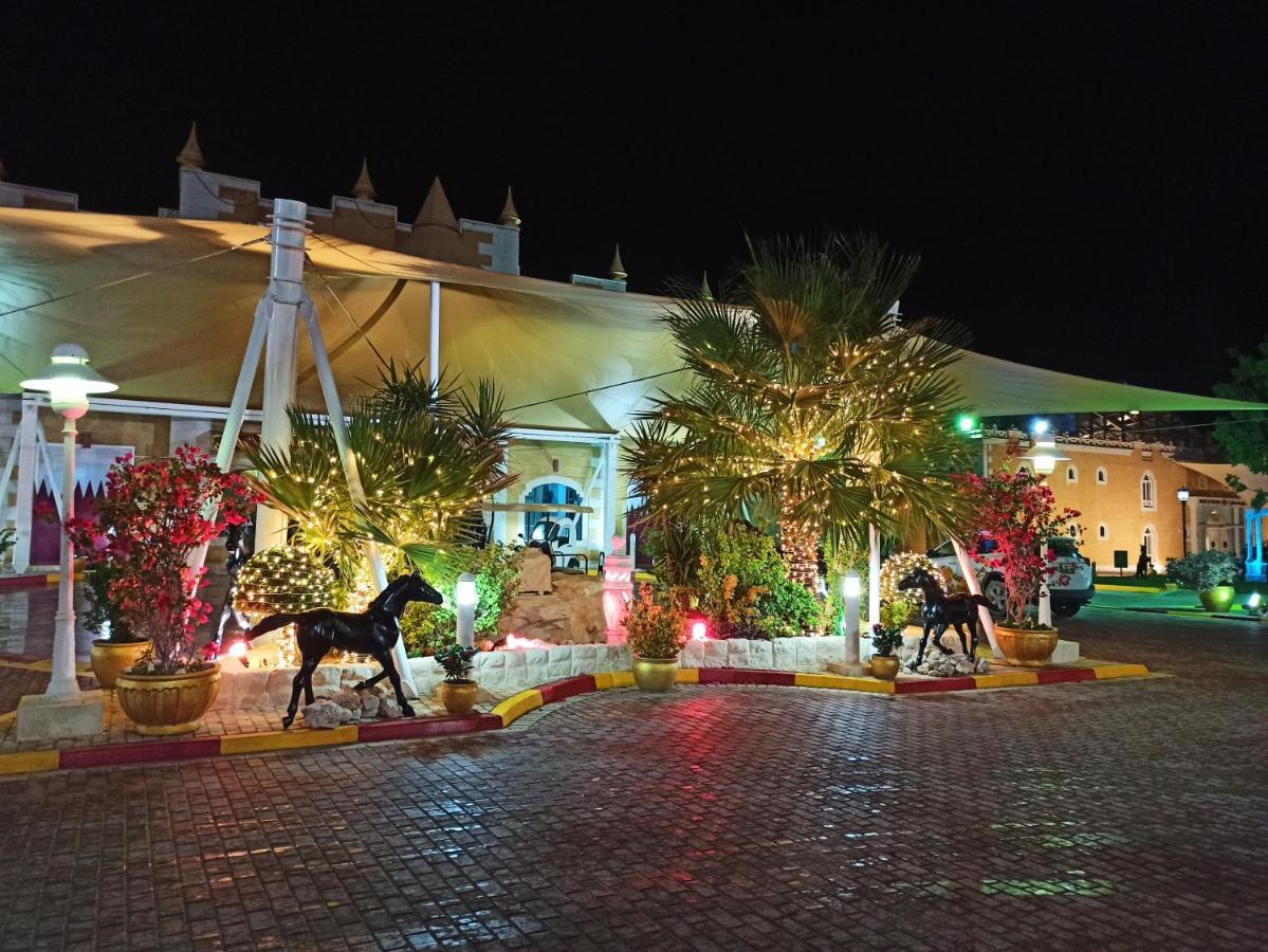 Tio Sea Resort Al Khor Eksteriør bilde Al Shaqab at night